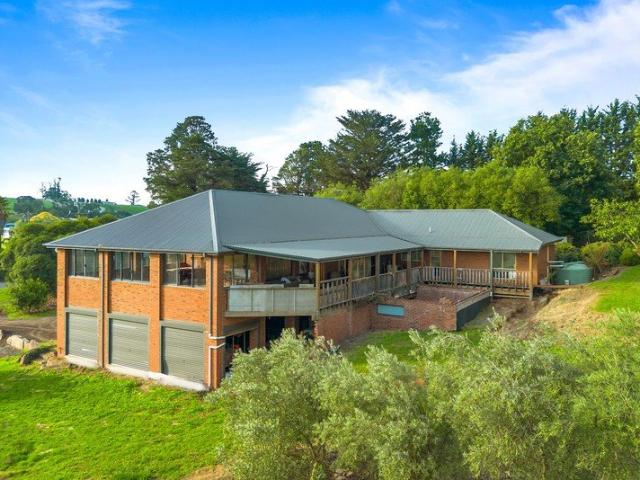 Cottage for sale in Camerons Creek, Victoria
