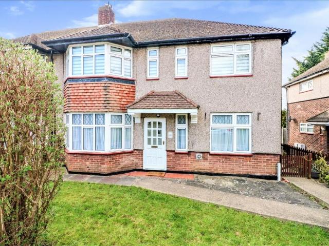 Apartment for rent in Fairlop, Greater London