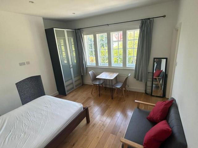 Studio for rent in Temple Fortune, Greater London