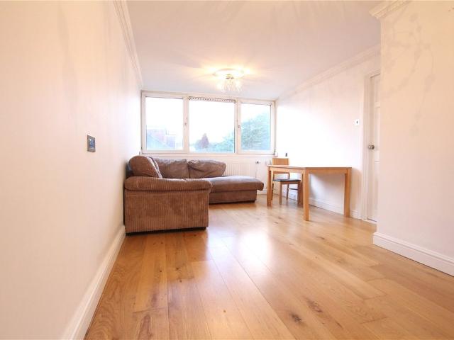House for rent in Woodford, Greater London