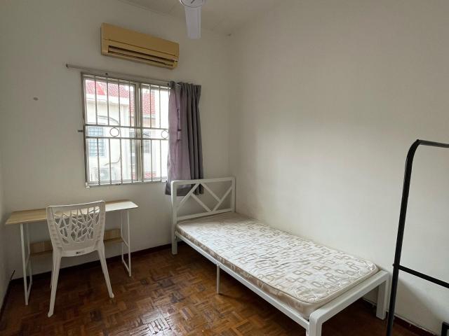 Room for rent in Petaling, Alam Impian