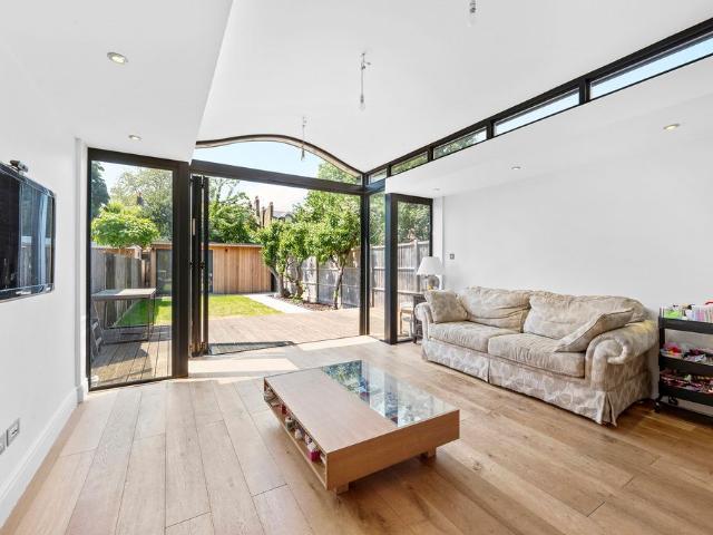 Apartment for rent in London Borough of Merton, Merton Park