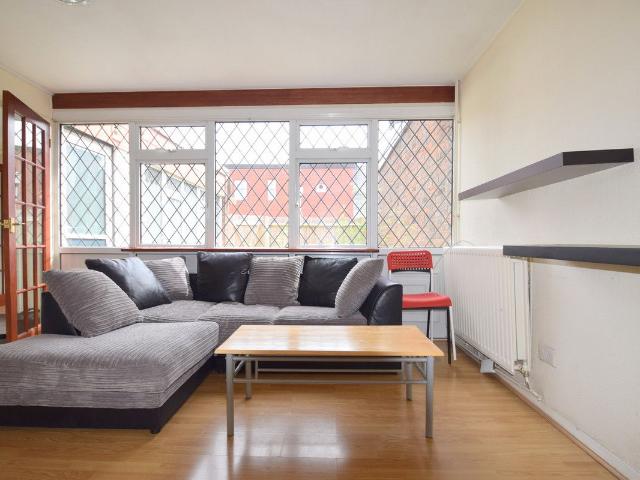 House for rent in London Borough of Merton, Raynes Park