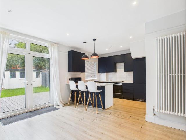 Apartment for rent in London Borough of Merton, Raynes Park