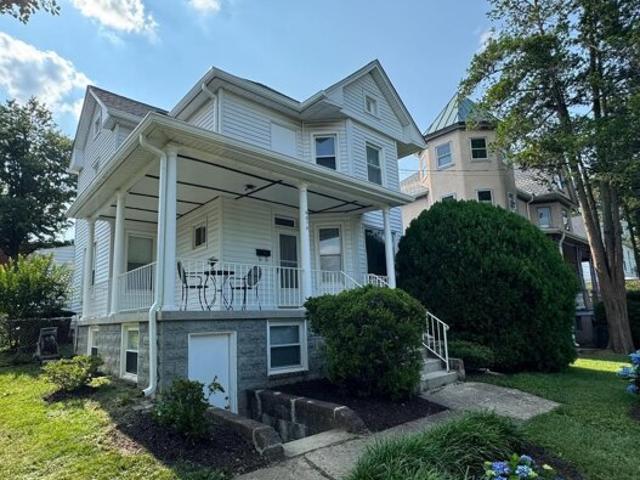 House for sale in Mount Rainier