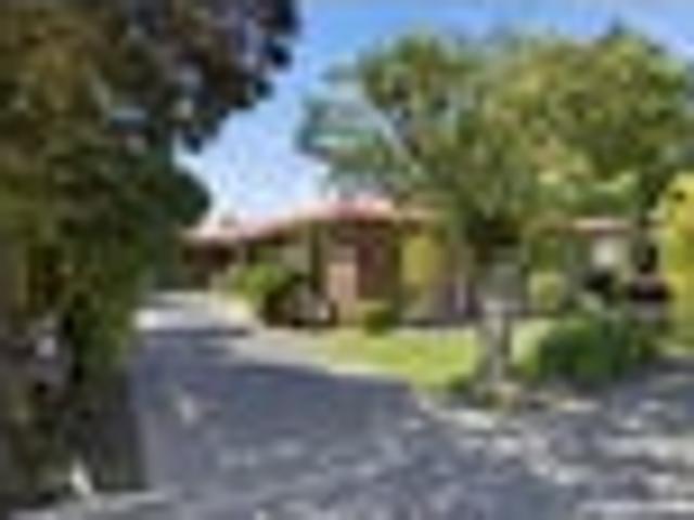 Townhouse for sale in Chaslands, Canterbury