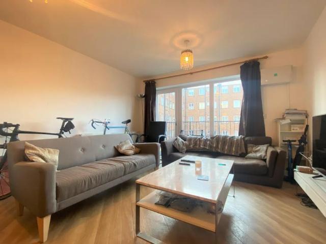 House for rent in Summerstown, Greater London