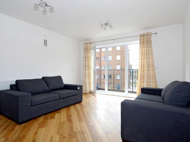 Apartment for rent in Summerstown, Greater London