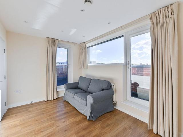 Apartment for rent in Summerstown, Greater London