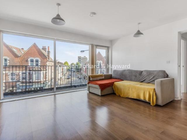Apartment for rent in Summerstown, Greater London