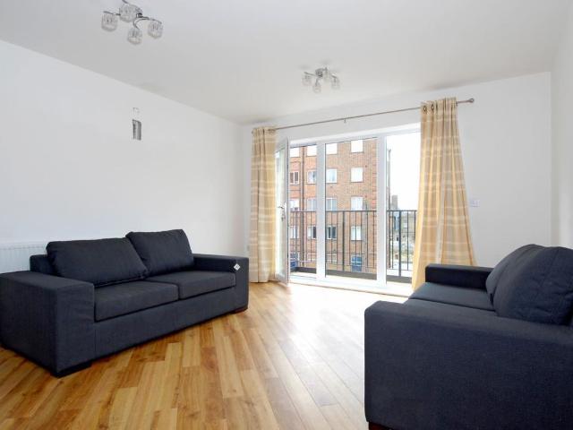 Apartment for rent in Summerstown, Greater London