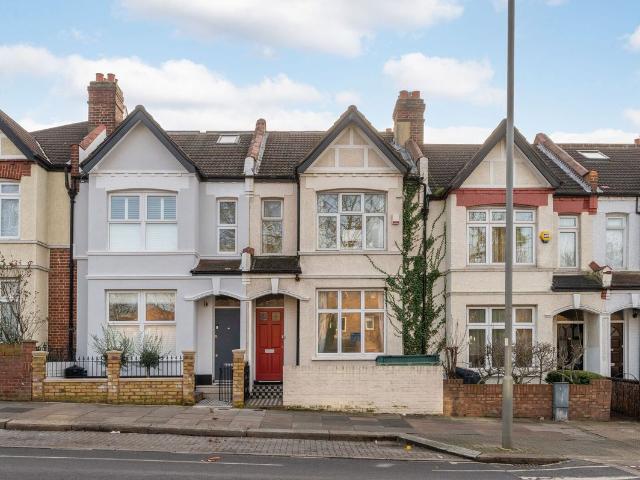 Apartment for rent in Furzedown, Greater London
