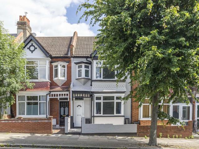 Apartment for rent in Furzedown, Greater London