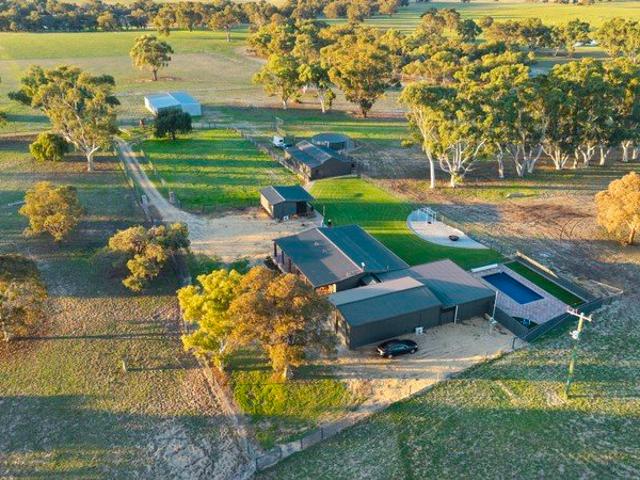 Cottage for sale in Wanerie, Western Australia