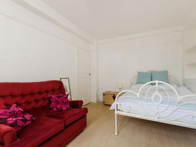 Studio for rent in Earl's Court, Greater London