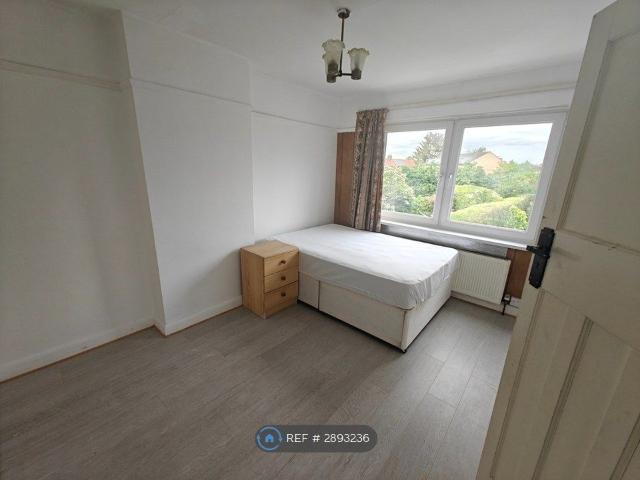 Room for rent in Whitton, Greater London