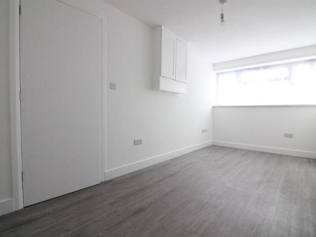Apartment for rent in Lower Feltham, Greater London