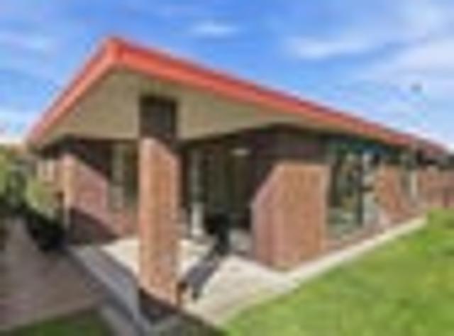 Townhouse for rent in Chaslands, Canterbury