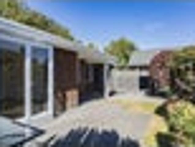 Townhouse for rent in Chaslands, Canterbury