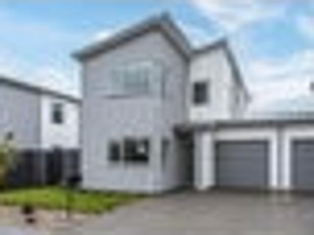 Townhouse for rent in Chaslands, Canterbury