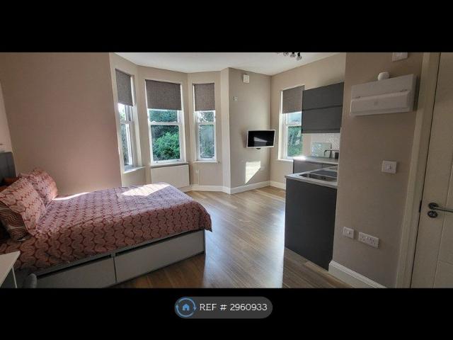 Studio for rent in Epsom, Surrey