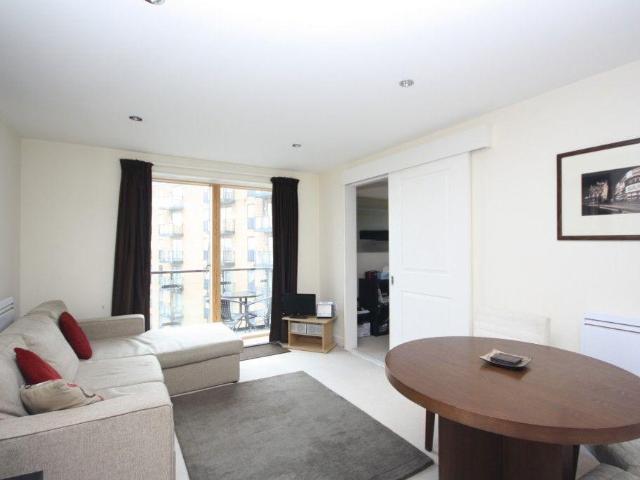 Apartment for rent in London Borough of Merton, Collier's Wood