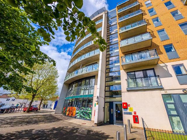 Apartment for rent in London Borough of Merton, Collier's Wood