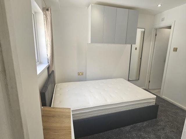 Studio for rent in Charlton, Greater London