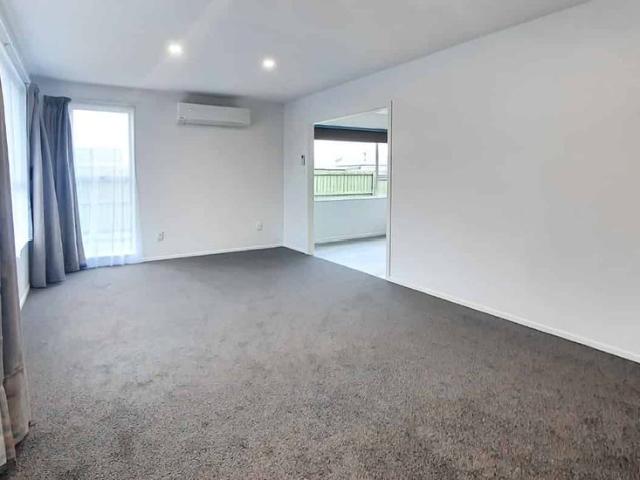Townhouse for rent in Chaslands, Canterbury
