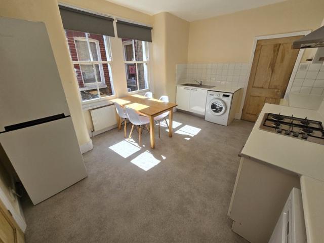 Apartment for rent in Summerstown, Greater London