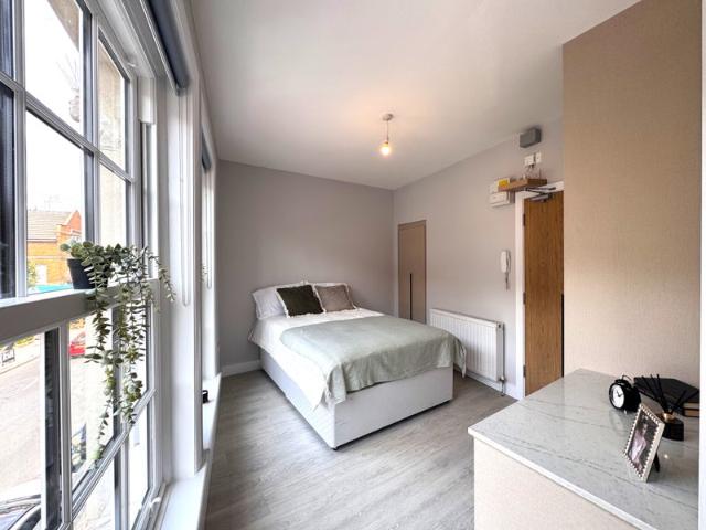 Studio for rent in Mapesbury, Greater London