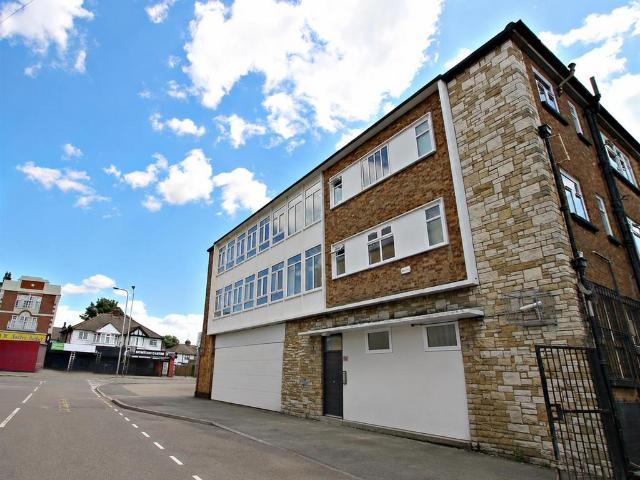 Apartment for rent in Rush Green, Greater London