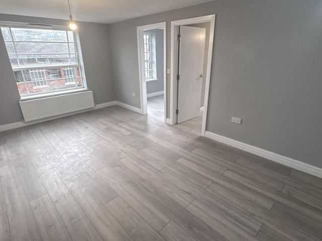 Apartment for rent in West End, Bare
