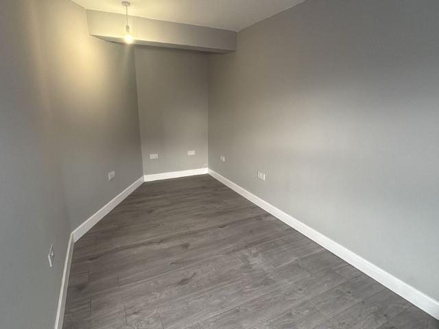 Apartment for rent in West End, Bare