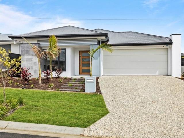 Cottage for sale in Beachmere, Queensland