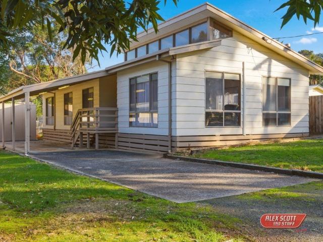 House for sale in Wimbledon Heights, Victoria