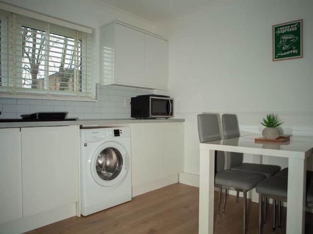 Apartment for rent in Dean Park, Renfrew
