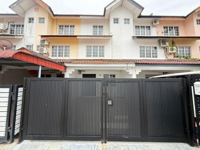 Terraced House for sale in Malaka