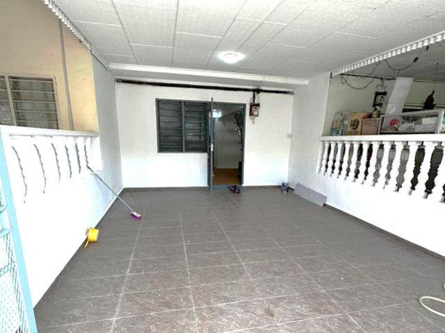 Terraced House for sale in Malaka