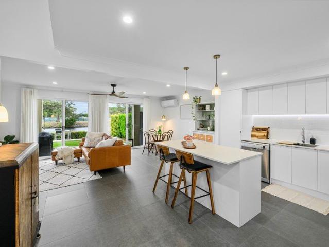 Townhouse for sale in Mermaid Waters, Gold Coast City