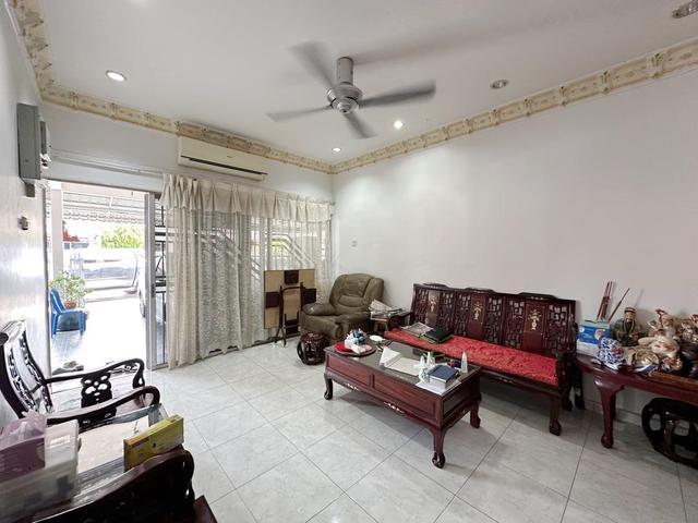 Terraced House for sale in Malaka