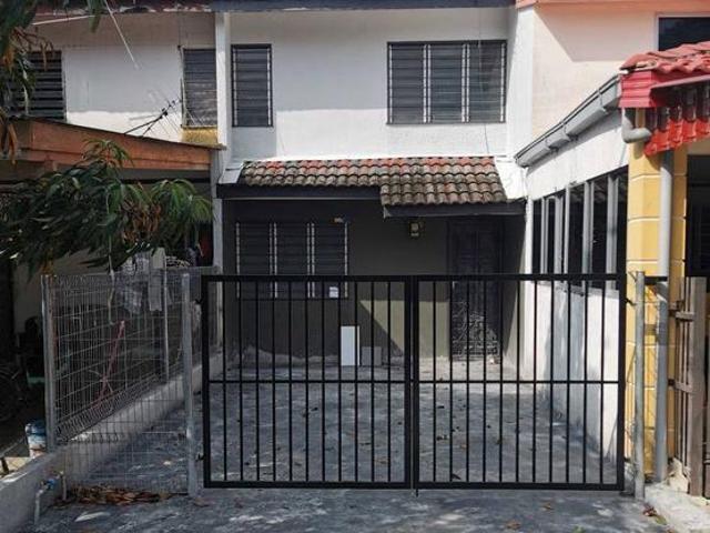 Terraced House for sale in Malaka