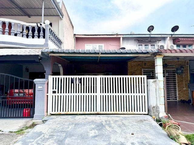 Terraced House for sale in Malaka