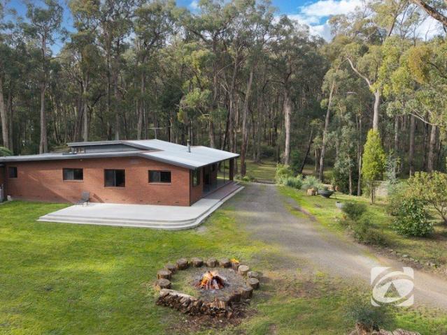 Cottage for sale in Camerons Creek, Victoria