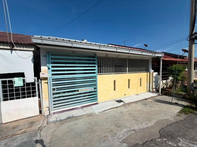 Terraced House for sale in Malaka
