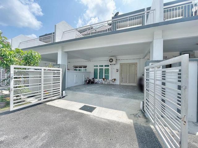 Terraced House for sale in Malaka