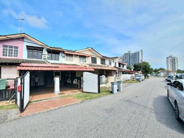 Terraced House for sale in Malaka