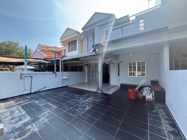 Terraced House for sale in Malaka