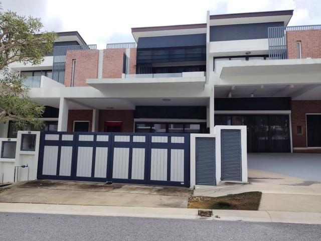 Terraced House for sale in Malaka