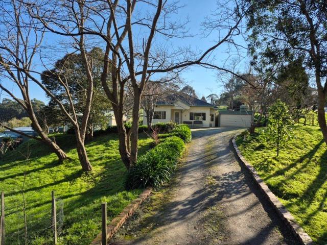 Cottage for sale in Camerons Creek, Victoria